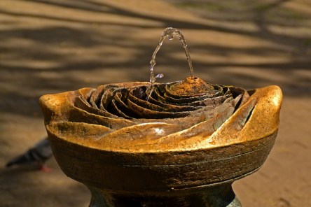 fountain-260307_960_720.jpg